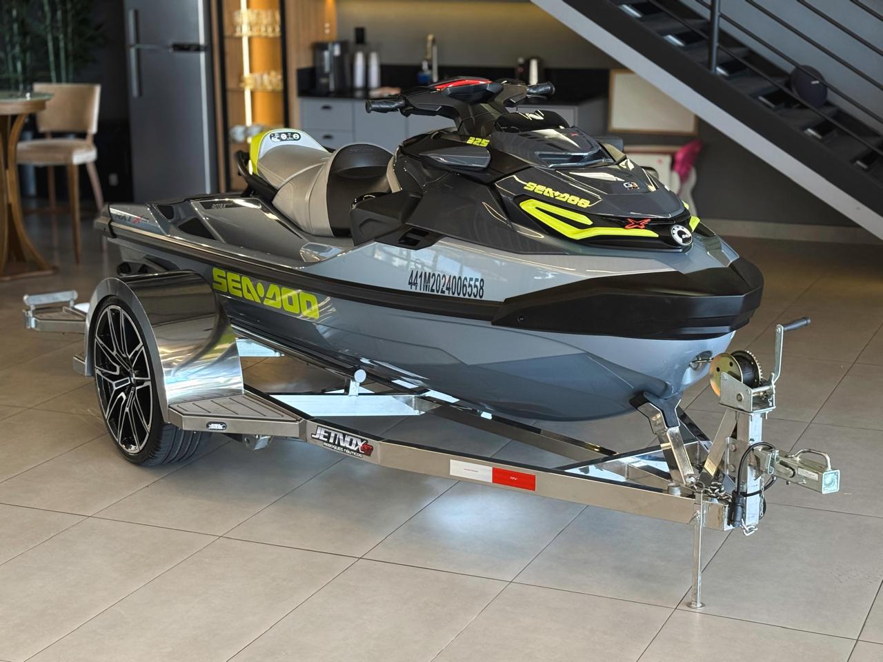 Jetski Sea-Doo cinza em carretinha Jetnox47 no showroom