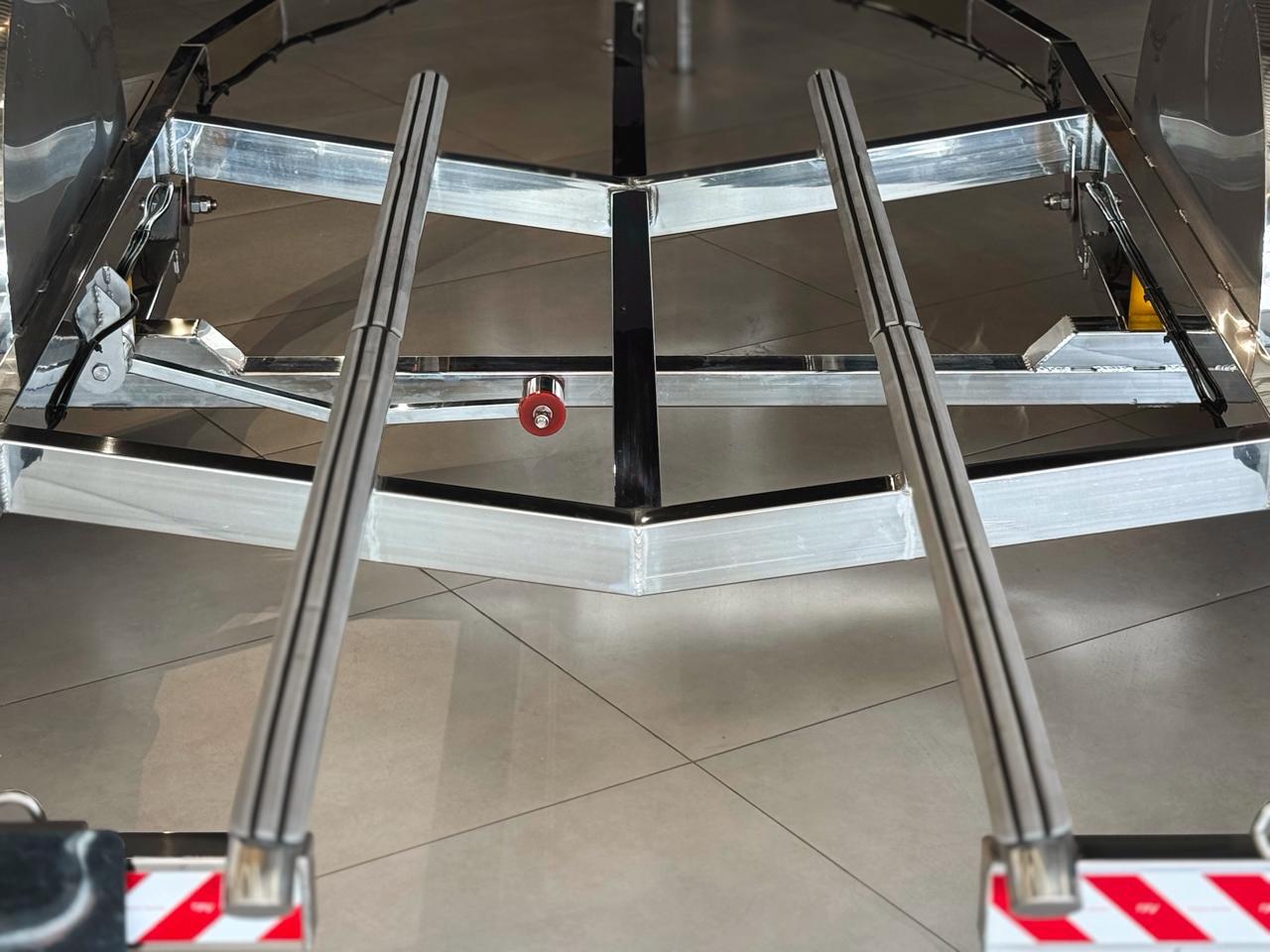 Chassi em inox espelhado com trilhos reguláveis