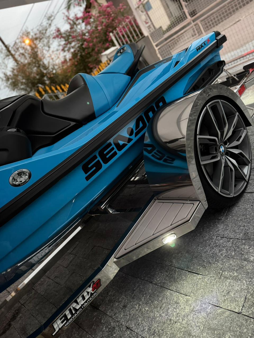Lateral do Sea-Doo azul embarcado na carretinha