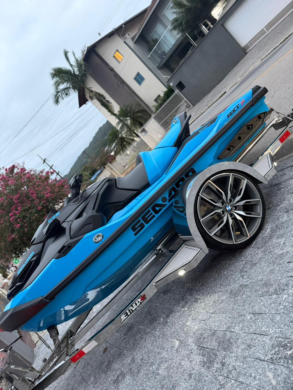 Sea-Doo RXT-X azul sobre carretinha Jetnox47 em inox polido