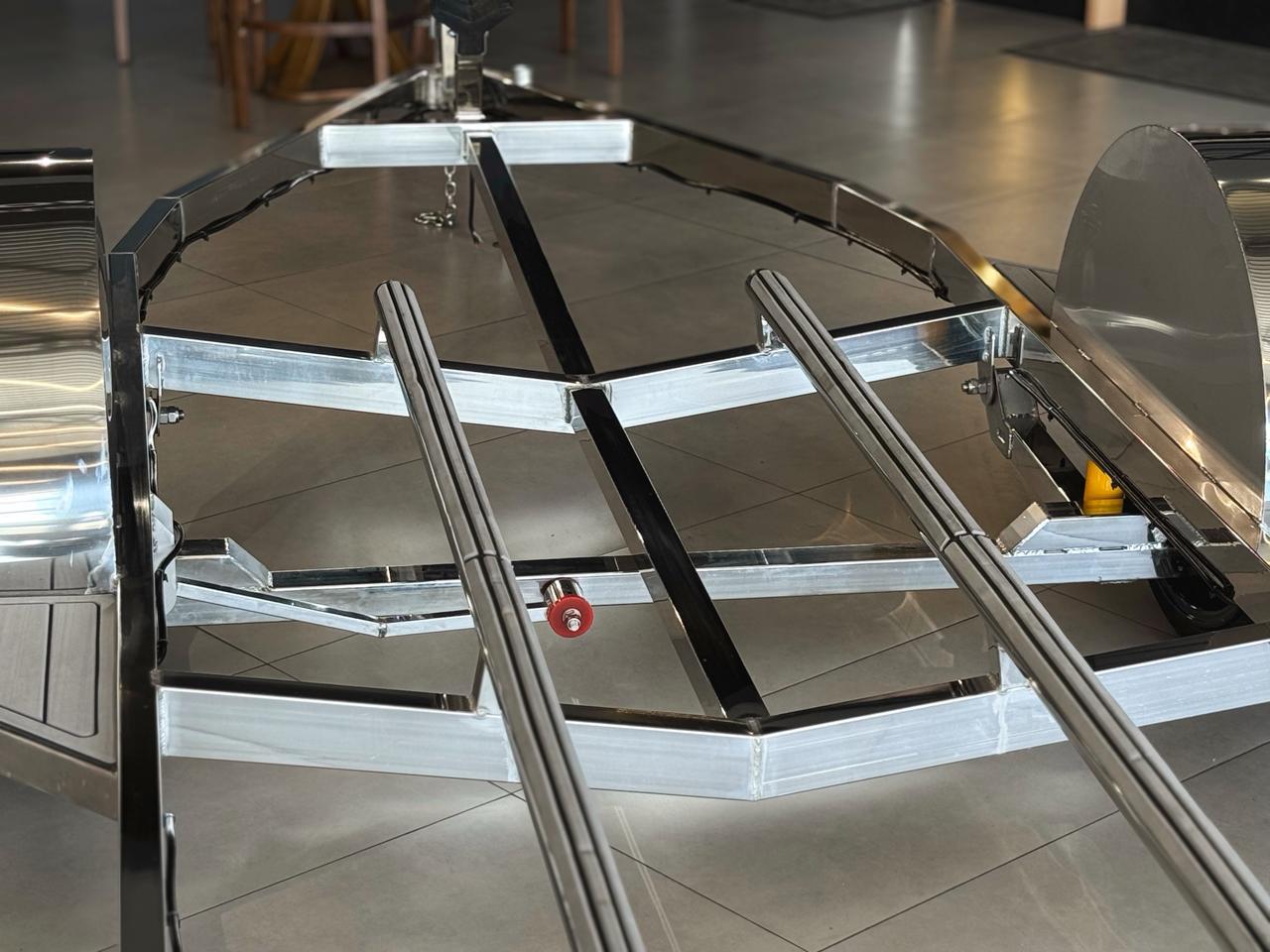 Carretinha para barco com estrutura em inox, trilhos e travessas soldadas